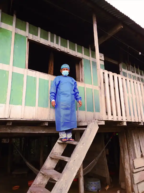 visitando pacientes covid en la amazonia